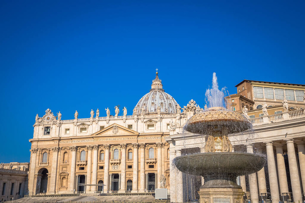 ROME, VATICAN STATE - AUGUST 20, 2018: Saint Peter Cathedral in Vatican with the famous Cupola, early morning daylight and still few tourists. - Zdjęcie, obraz