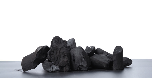 Gruppe von Holzkohle schwarze Farbe aus echtem Holz in Studio Nahaufnahme, die zum Kochen verwenden oder Geruch in Raum oder Kühlschrank absorbieren. Und der Einsatz in einigen kosmetischen Industrie. - Foto, Bild
