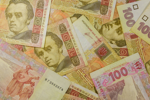 Monnaie ukrainienne. Contexte des billets de cent hryvnia - Photo, image