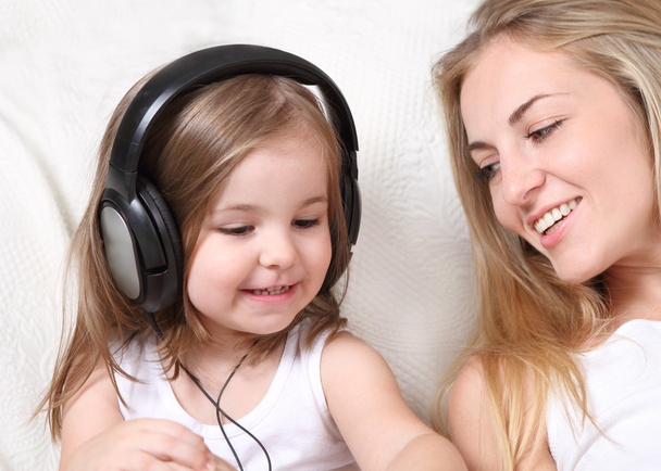 Mother and daughter listen to the music - Φωτογραφία, εικόνα
