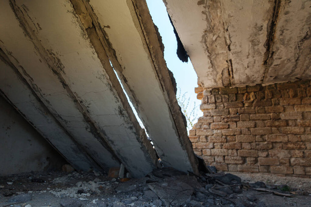 Eski yıkılmış bina. Kırık tavan. Deprem ya da doğal afetin yıkımı ve sonuçları - Fotoğraf, Görsel