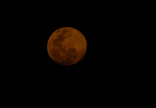Conceito de lua de sangue de uma lua cheia vermelha contra um céu negro - Foto, Imagem