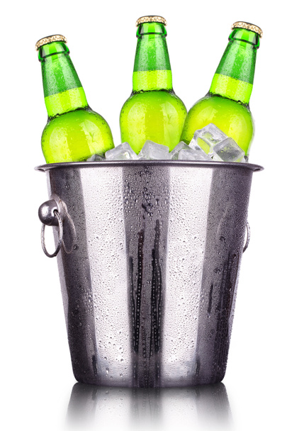 Изолированные бутылки пива в ведре со льдом
 - Фото, изображение