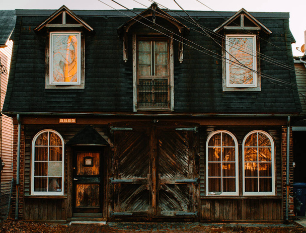 Starý Rustikální dům z texturovaného dřeva s velkými vraty stodoly - Fotografie, Obrázek
