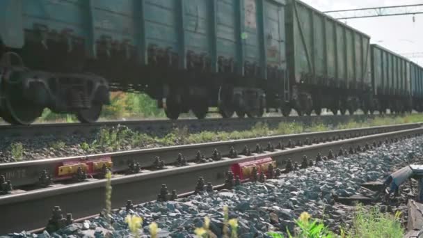 Video del tren de mercancías en movimiento en el ferrocarril - Imágenes, Vídeo