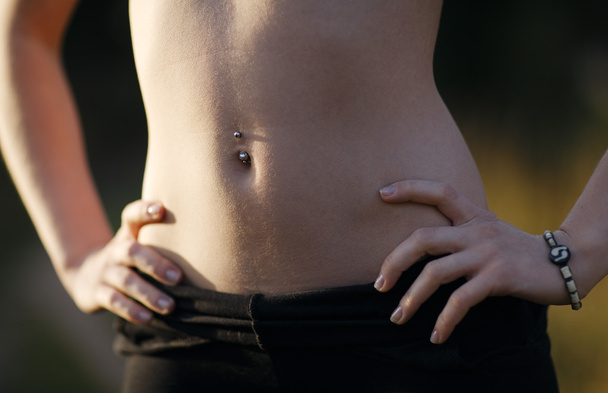 Menina barriga com piercing
 - Foto, Imagem