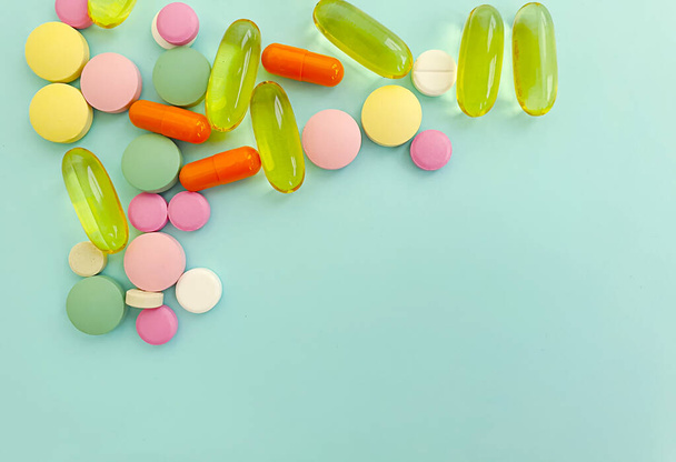 pillereitä vitamiineja värillinen tausta - Valokuva, kuva