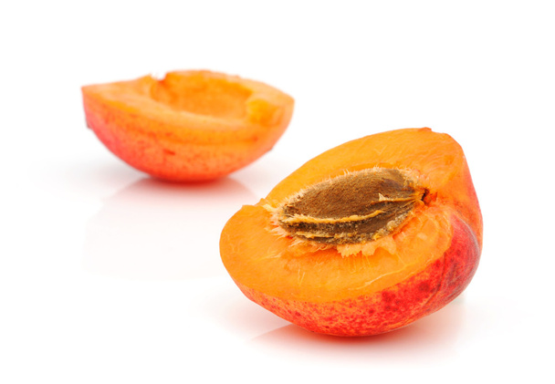 Ripe apricot with a stone - Foto, afbeelding