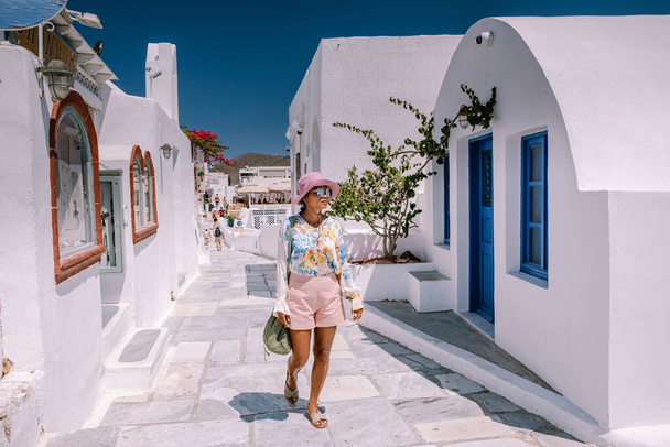Auringonlasku Santorinin saarella Kreikka, kaunis kalkittu kylä Oia kirkolla ja tuulimyllyllä auringonlaskun aikana Nainen luksuslomalla Kreikka - Valokuva, kuva
