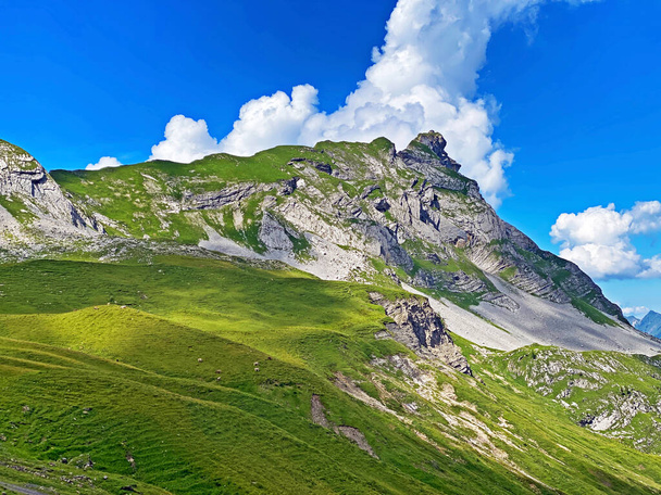 Alpine peaks Chli Haupt Murmelchopf and Haupt or Brnighaupt (Bruenighaupt oder Brunighaupt) in the Uri Alps mountain massif, Melchtal - Canton of Obwald, Switzerland (Kanton Obwalden, Schweiz) - Foto, Imagem