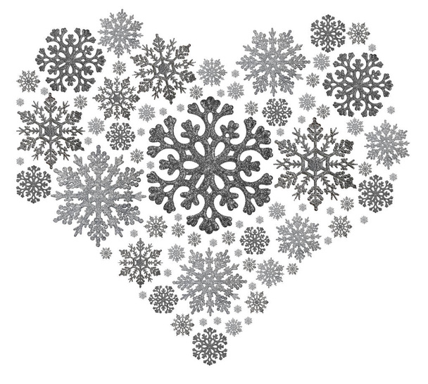 silberne Herzform aus Schneeflocken isoliert auf weißem Hintergrund - Foto, Bild