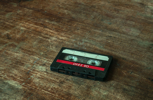 Cinta de audio antigua de los 80 en una mesa de madera - Foto, Imagen
