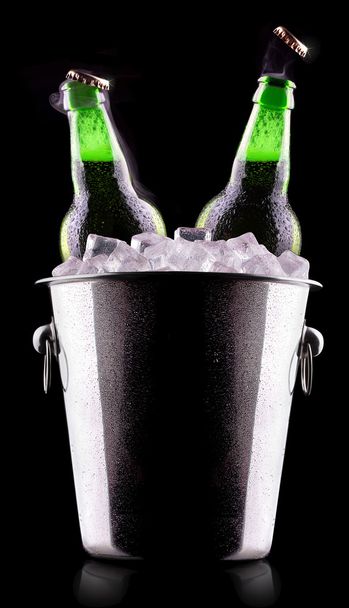 Botellas de cerveza en cubo de hielo - Foto, imagen