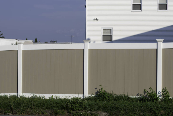 valla de vinilo blanco y gris blanco de cerca dessing residencial - Foto, Imagen