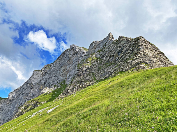 Stenen en rotsen in het Zwitserse bergmassief Uri Alpen, Melchtal - kanton Obwald, Zwitserland (Kanton Obwalden, Schweiz) - Foto, afbeelding