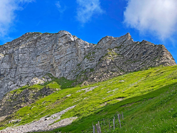 スイス・ウリ・アルプス山脈の岩と石の塊,メルカル-カントン・オブ・オブヴァルト,スイス(カントン・オブヴァルト,スイス) - 写真・画像