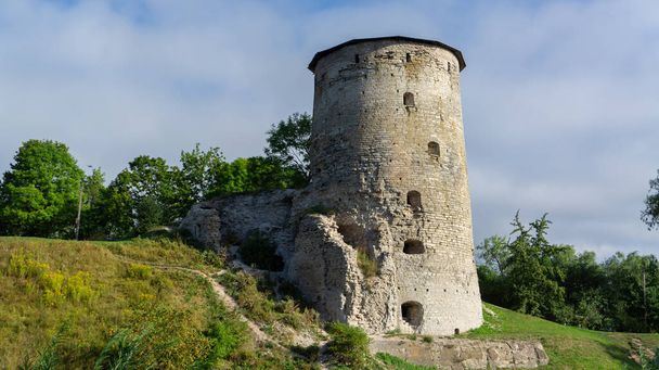 Gremyachaya tower on Gremyachaya hill in Pskov on the Bank of the Pskova river - Photo, Image