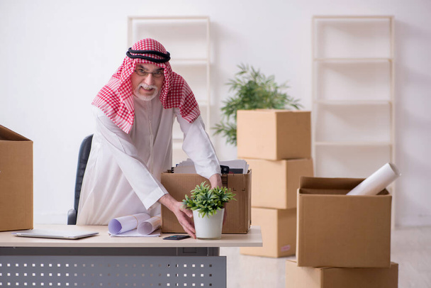 Старый арабский бизнесмен в концепции переселения офиса - Фото, изображение