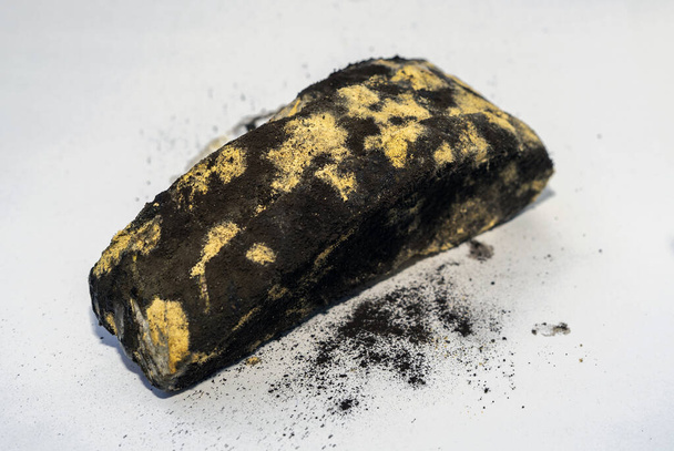 Fekete penésszel borított kenyér. Penészes kenyér. Elrontott kenyér - Fotó, kép