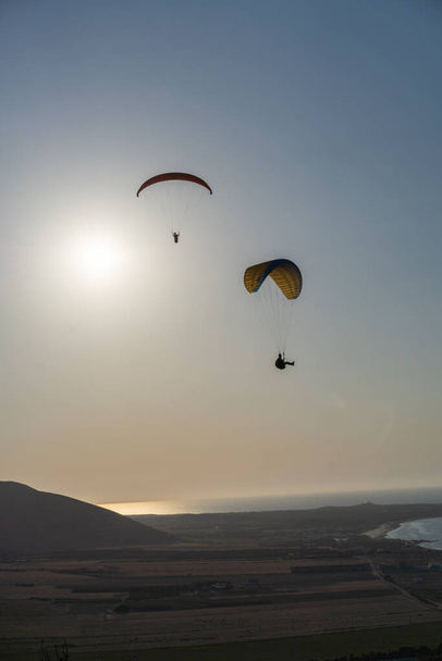 Zachód słońca Paralotniarstwo w północnej tunezji - Cap Angela - Zdjęcie, obraz