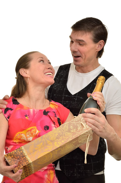 Femme et homme se réjouissent du cadeau de champagne cher
 - Photo, image
