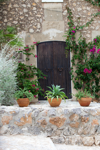 Antigua calle con encanto en el pueblo español Valldemossa, Mallorca
 - Foto, Imagen