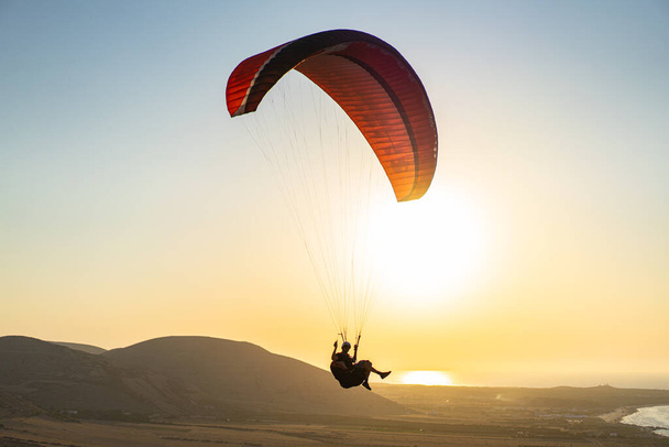 Zonsondergang Paragliding in Noord-Tunesië - Cap Angela - Foto, afbeelding