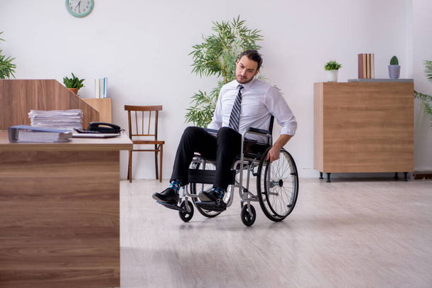 Молодий інвалідний працівник страждає на робочому місці
 - Фото, зображення