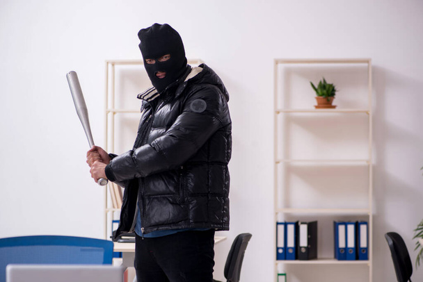 Junger männlicher Einbrecher im Büro - Foto, Bild
