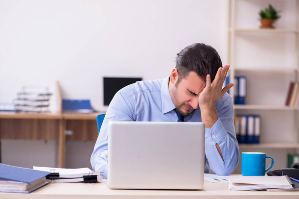 Sick male employee suffering at workplace - Фото, зображення