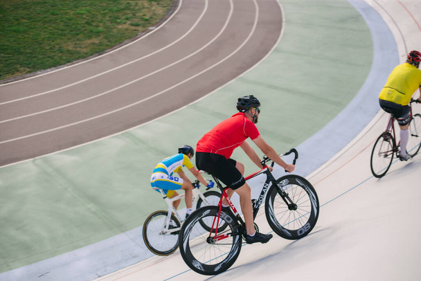 Kiev, Ucraina 27.08.2020 - Un uomo in bicicletta su uno stadio di atletica leggera - Foto, immagini