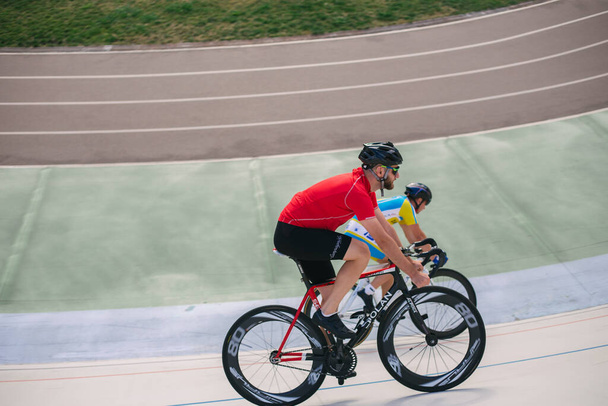 キエフ,ウクライナ27.08.2020 -男は陸上競技場に自転車に乗る - 写真・画像