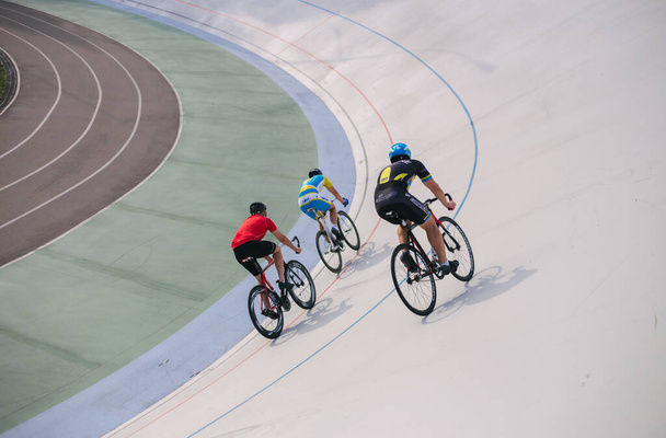 Kiev, Ucrania 27.08.2020 - Un hombre monta una bicicleta en un estadio de pista - Foto, Imagen