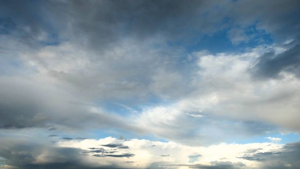 Csodálatos drámai égbolt. A felhős időjárás esővé válik. Kumulonimbusz a légkörben. - Fotó, kép