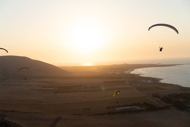 Tunisia 'da yamaç paraşütü... Kaptan Angela - Fotoğraf, Görsel