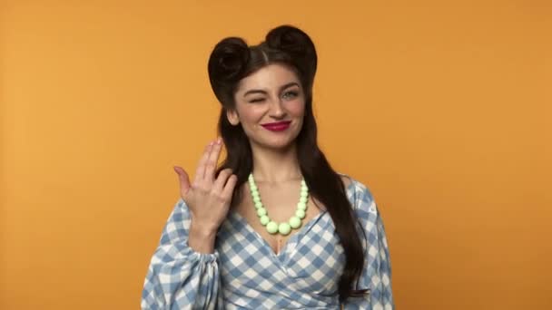 Happy pin up woman beckoning with finger and laughing at camera - Footage, Video
