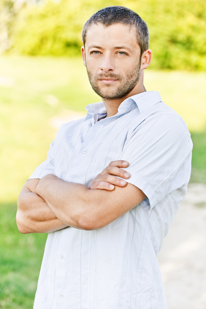 Портрет мужчины в светлой рубашке
 - Фото, изображение