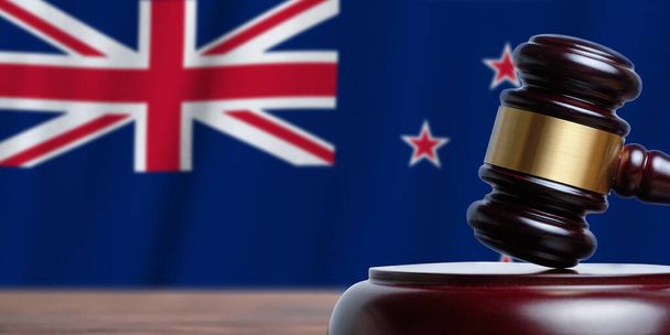 Έννοια δικαιοσύνης και δικαστηρίου στη Νέα Ζηλανδία. Δικαστής σφυρί σε φόντο σημαία. - Φωτογραφία, εικόνα