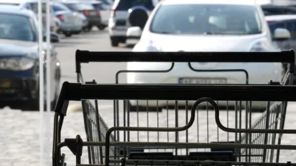 Kocsi a szupermarket előcsarnokában. Bolti bevásárlókocsi sziluettje - Felvétel, videó