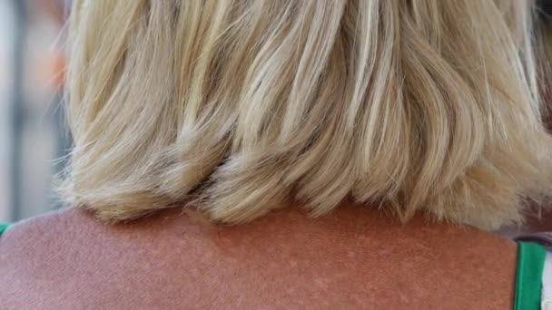 Ženské rovné vlasy. Účes na ženské hlavě. Dlouhé blond vlasy po ramena - Záběry, video