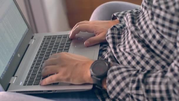 Persoon typt op laptop toetsenbord. Ochtendkoffie tijdens het werk op laptop. - Video