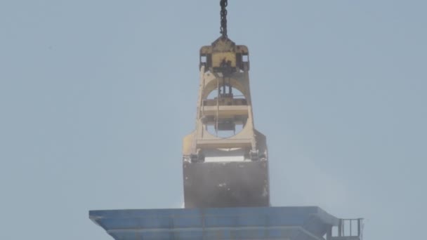 Kürek kazıcı makinası kum biriktiriyor - Video, Çekim