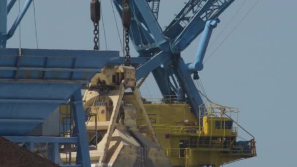 Schoppen graafmachine in een industrieel schip verplaatsen zand - Video