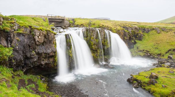 Wodospad Kirkjufellsfoss na półwyspie Snaefellsnes w zachodniej Islandii - Zdjęcie, obraz
