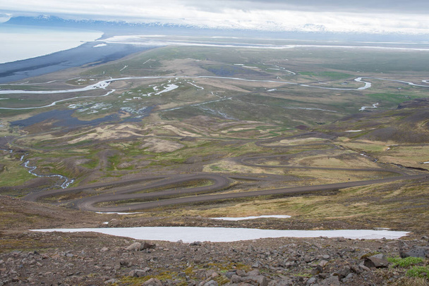 El camino de montaña en Hellisheidi en el noreste de Islandia - Foto, Imagen