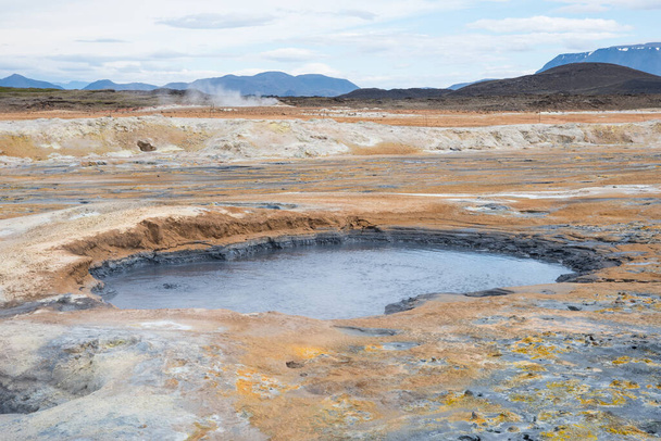 Namafjallin geoterminen kenttä sijaitsee Koillis-Islannissa Myvatn-järven itäpuolella.. - Valokuva, kuva