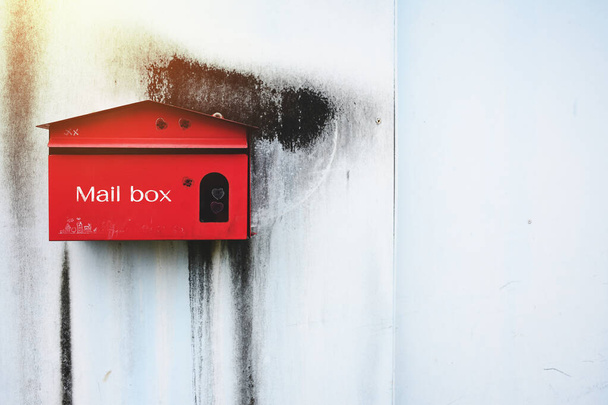 Червона поштова скринька зі старою стіною
. - Фото, зображення