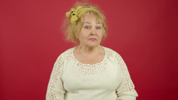 Vista frontal de la mujer mayor con sobrepeso mostrando gesto de rechazo - Metraje, vídeo