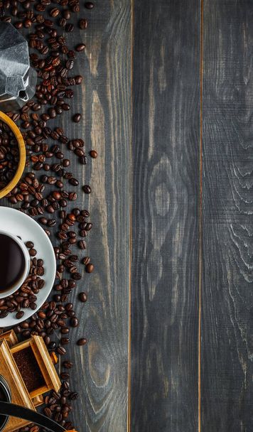 Ziarna kawy, kubki do kawy, młynki do kawy, czajniki do kawy na drewnianym tle koncepcji z copyspace. - Zdjęcie, obraz