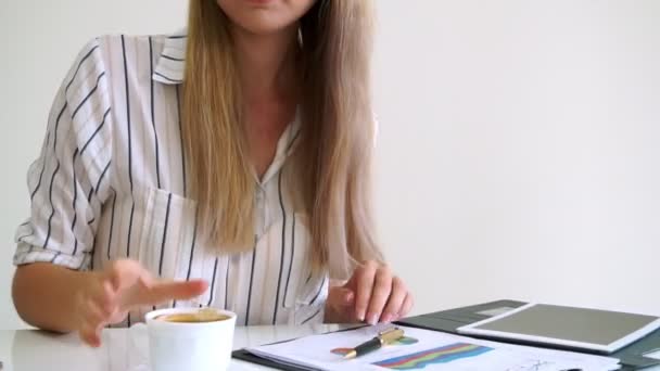 Blonde business woman working at modern office. - Séquence, vidéo